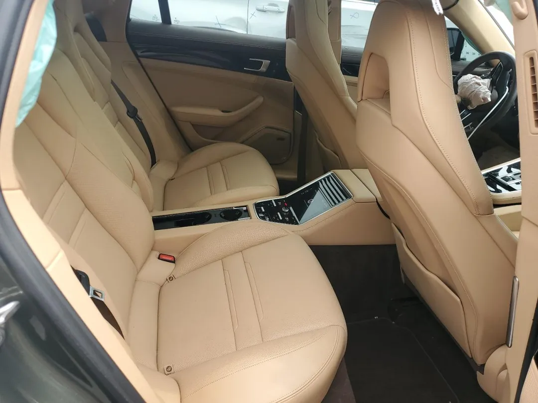 Porsche Panamera 4S-10