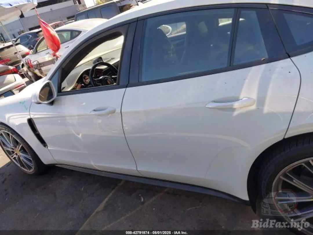 Porsche Panamera 4-15