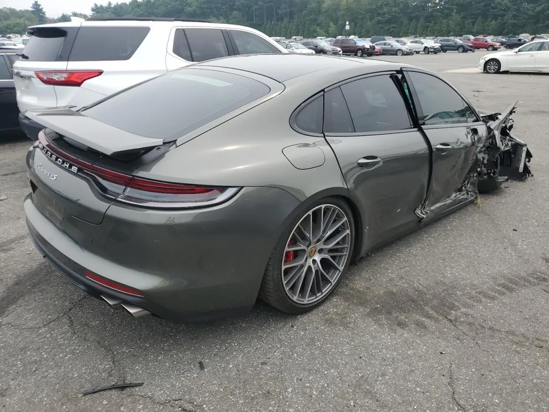 Porsche Panamera 4S-3