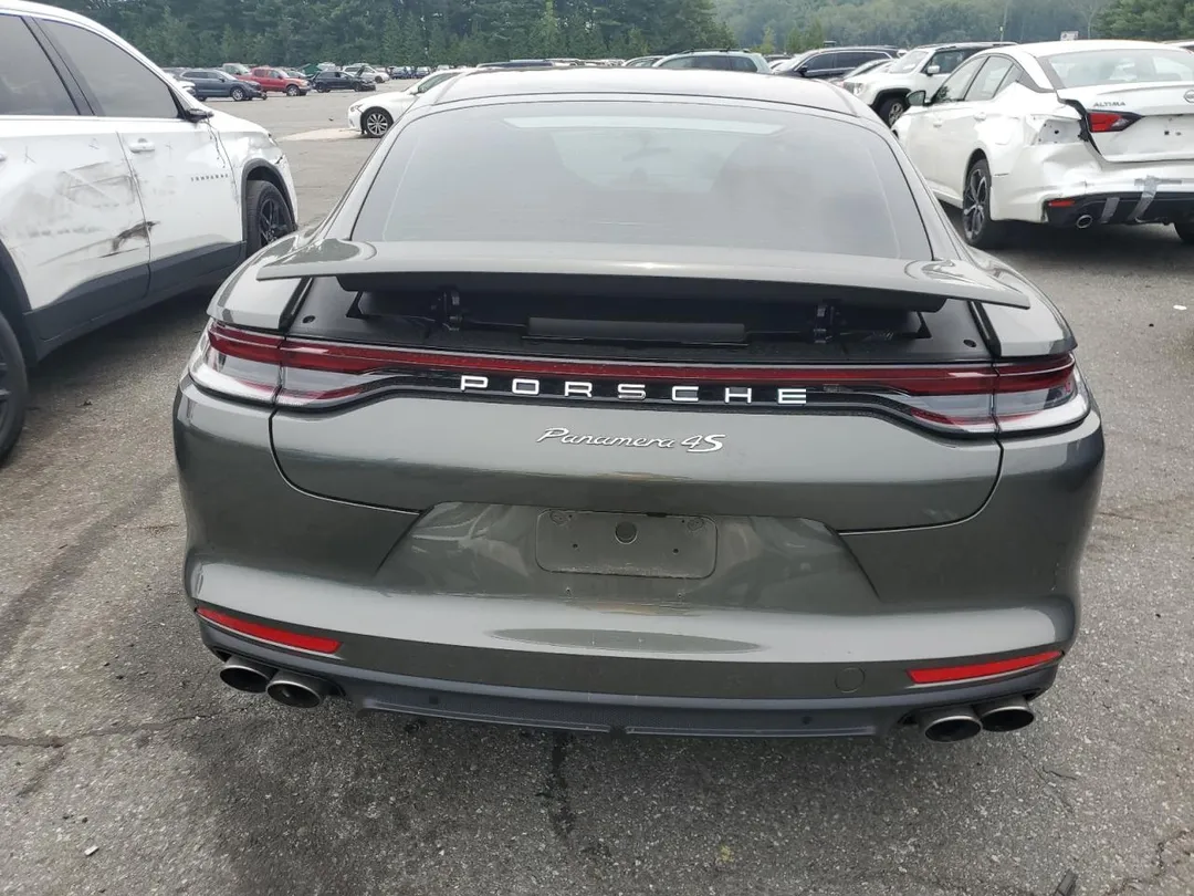Porsche Panamera 4S-6