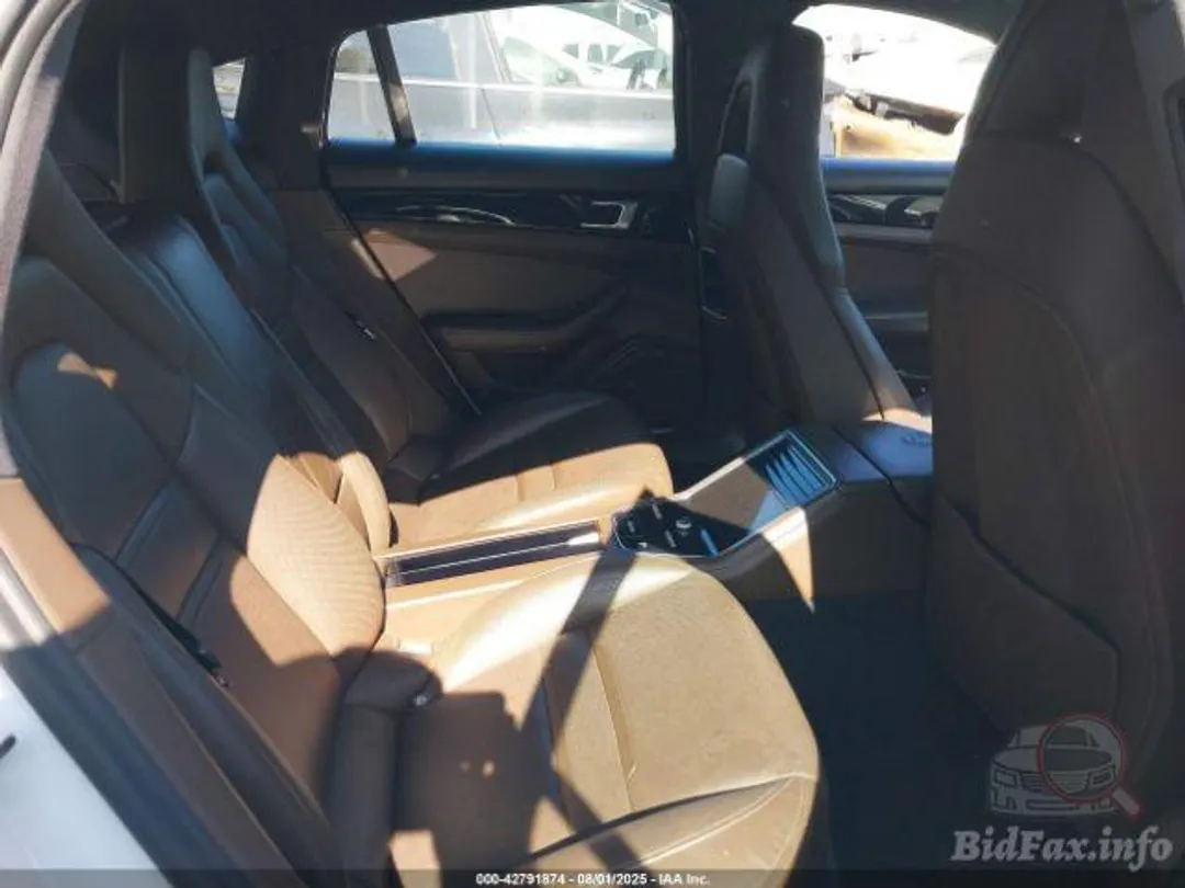 Porsche Panamera 4-8